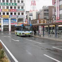 東海バスには、ブルーカラー系のバスも走ってます