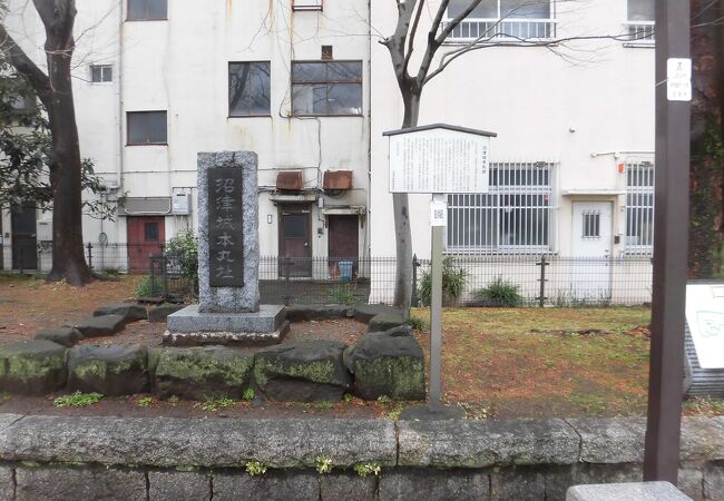 中央公園内の西寄りに建ってます