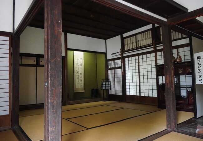 質実剛健といった凛とした雰囲気が今でも感じられる邸内です