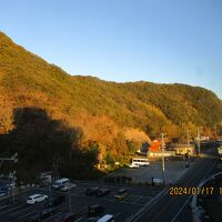 廊下から夕方の日差しを見る