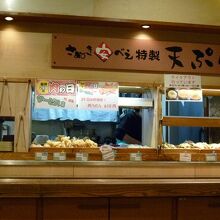 厨房　手前のカウンターに天ぷらなどが並べられている