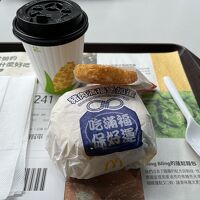 朝食、近くのマックのチケットをもらえる