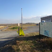 埼玉県側は、バス停がそのまま船の待合室になってます
