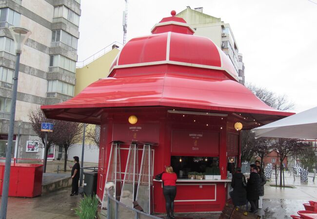 カンポリデ広場にある赤いカフェスタンド