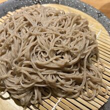 細めのコシのある蕎麦。キンキンに冷えてシャッキリとした食感
