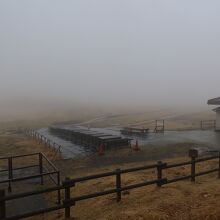 雲に覆われた草千里
