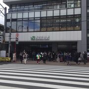 大賑わいの駅