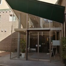 アーケード商店街から直接入口にアクセスできます。