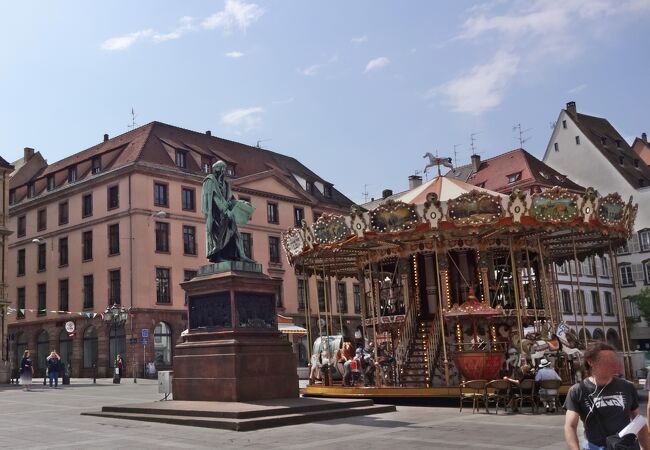 グーテンベルクをたたえた銅像が建つ人々の憩いの場