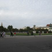 ウィーンの市庁舎まで望むことが出来て、この広場を一層開放感ある空間にしていました。