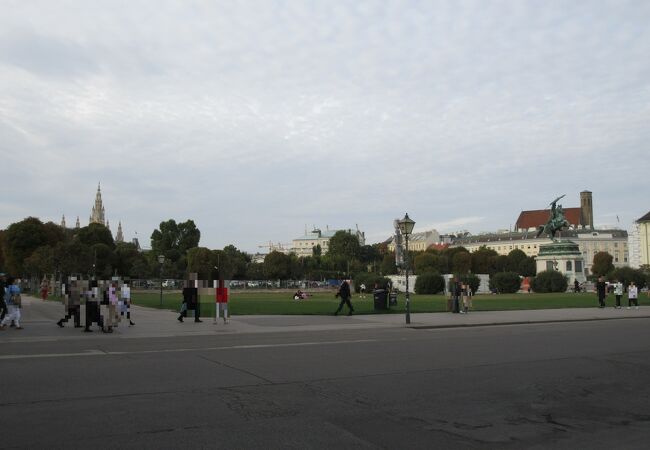 ウィーンの市庁舎まで望むことが出来て、この広場を一層開放感ある空間にしていました。