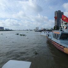 サイゴン川は交通の重要なルートとなっている