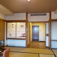 15畳和室。襖の左側に洗面台、バス、トイレがあります。