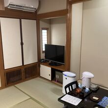 和室（テレビ、押し入れ）