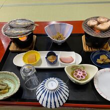 夕食は大広間で頂きます。地産地消の食材を使ったシンプルな食事