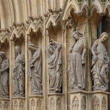 参考写真：エアフルト大聖堂の５人の女性像