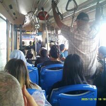 サテライト行きのバスはかなり混雑します。