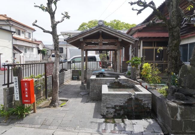 湧水が二段の水受けに流れ落ちていて