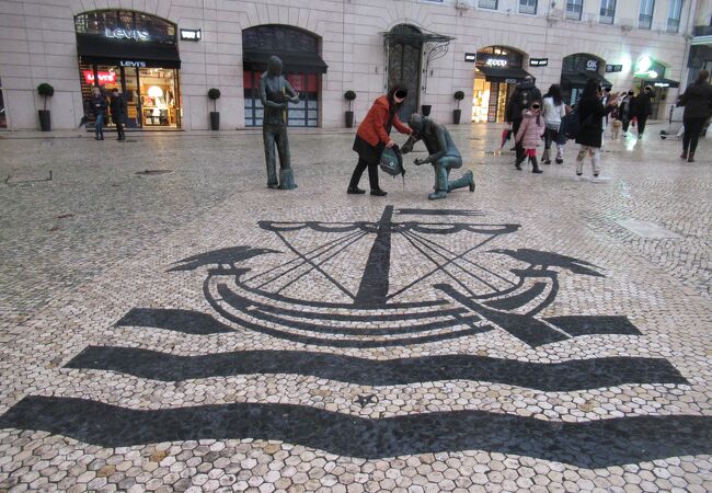 レスタウラドーレス広場近くのモニュメント