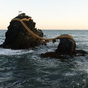 海が荒れた日は参道まで波しぶき