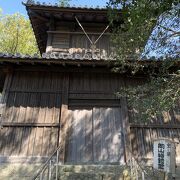 徳川吉宗が藩主の時代に造られた鐘楼です。