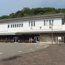 人吉駅 (JR九州) ／人吉温泉駅 (くま川鉄道)