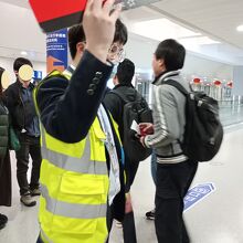 上海の空港では職員さんが乗継客を集めて誘導してくれました