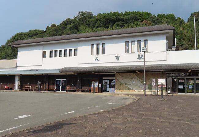 人吉駅 (JR九州) ／人吉温泉駅 (くま川鉄道)