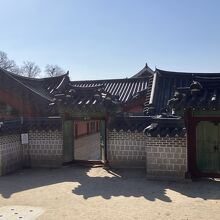 裏の方まで行くのがオススメ