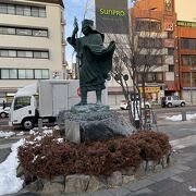 槍ヶ岳開山した僧侶の像