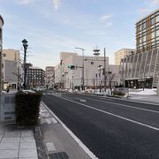 牛繋ぎ石や同心小路など、城下町当時の面影を残す通り