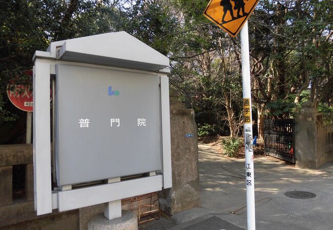 境内は鬱蒼とした雰囲気です