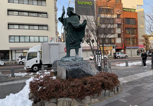 槍ヶ岳開山した僧侶の像