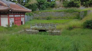 沖縄戦の被害を免れた石橋