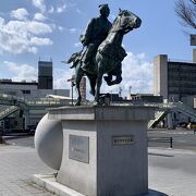 紀州藩　第５代藩主の徳川吉宗の像があります。