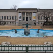 噴水と美術館