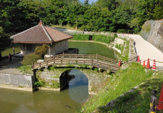 弁財天堂へと渡る橋