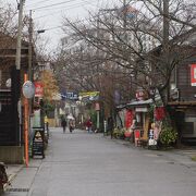 門の横に伸びる商店街