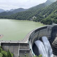 大迫力の放水と大自然に癒されます