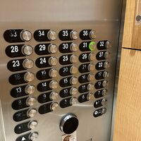 カードキーをかざしてランプが光ってる間に階数を押すエレベータ