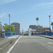 阿波踊り会館と徳島城の間の川