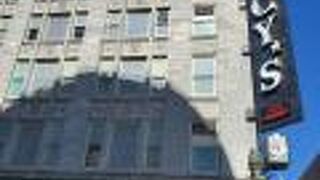 パウエル駅目の前です