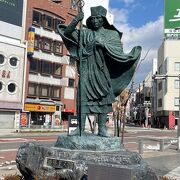 松本駅前にある銅像です