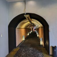 館内のトンネル