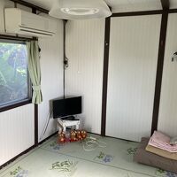 畳が敷かれた室内です。風呂、トイレ、水道は室外の共用です