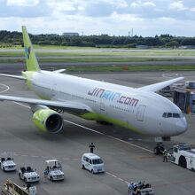 JIN AIR の機体は大型の Boeing 777 だった