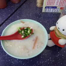 お肉とハムが入ったお粥