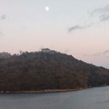 泊まった旅館の部屋から見た湖面