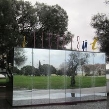 鏡張りのインフォメーション