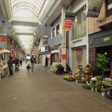 アーケード商店街内です